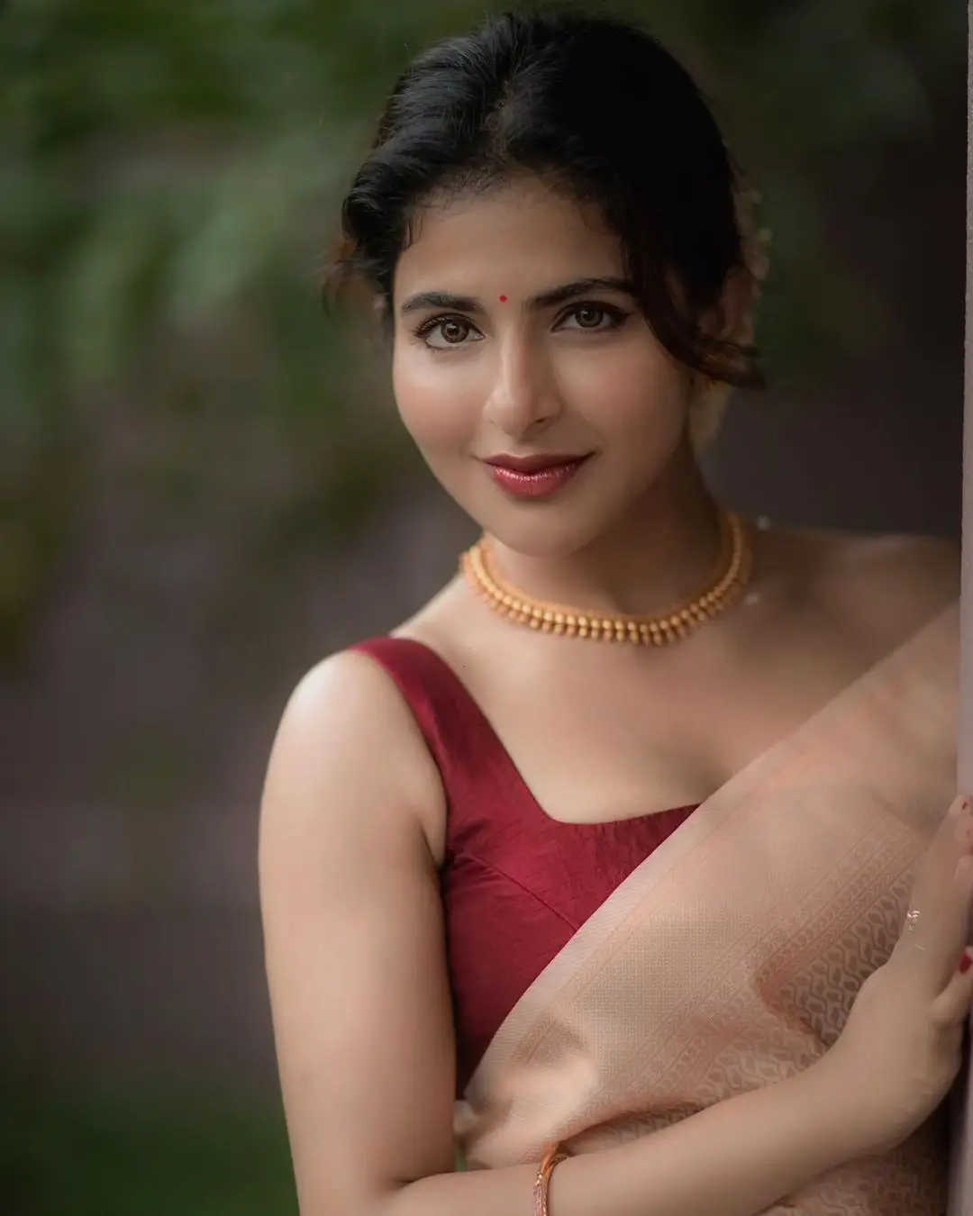 Indian Girl Iswarya Menon In Traditional White Saree Sleeveless Maroon Blouse